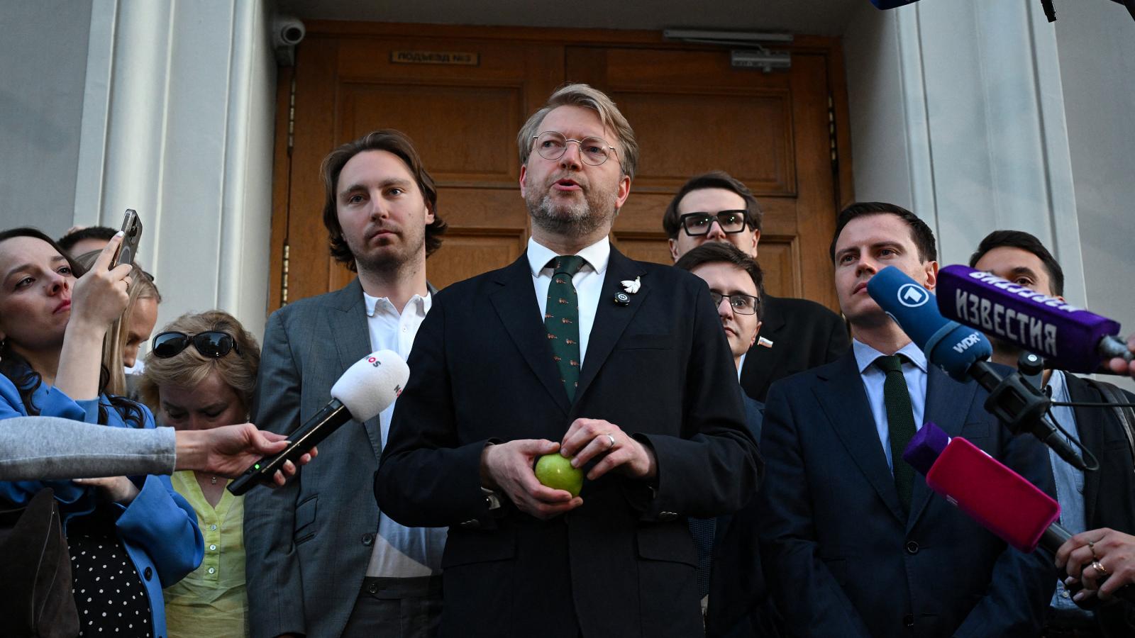 Nyikolaj Ribakov, a Jabloko elnöke hiába érvelt a bíróságon pártja ártatlansága mellett, a választásoktól való eltiltásuk addigra a Kremlben már eldöntetett 