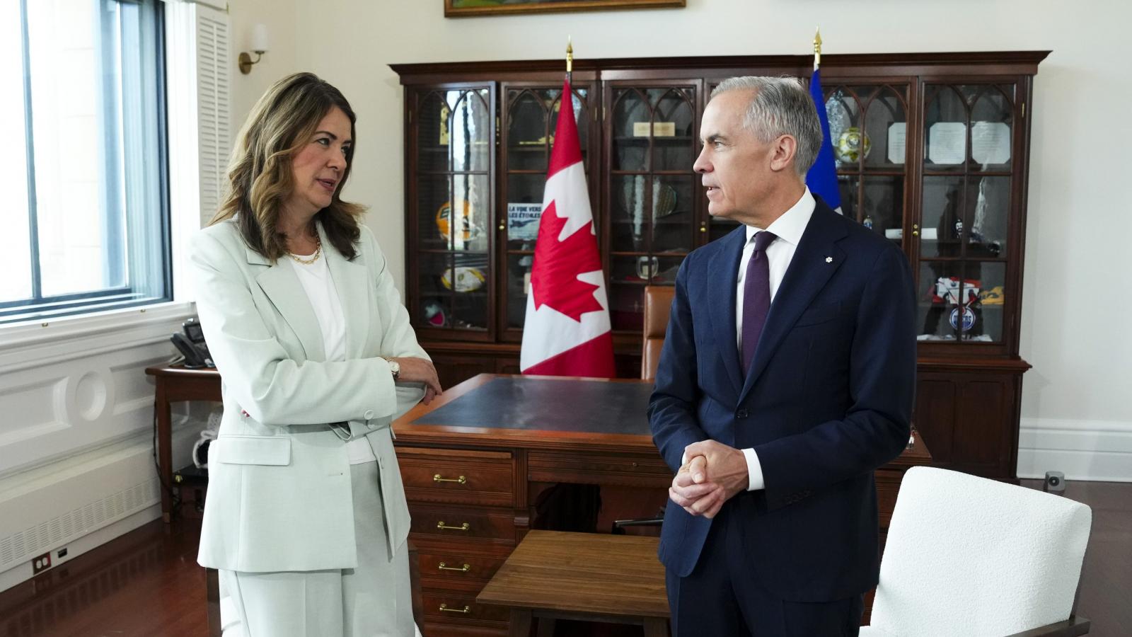 Marc Carney és Danielle Smith albertai kormányzó találkozója Albertában
