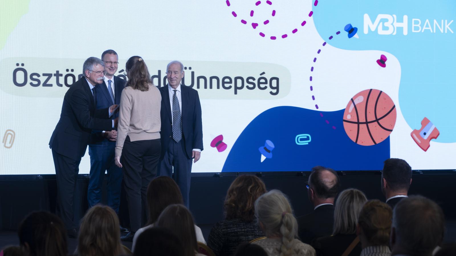Kövér László, az Országgyűlés elnöke, Egerszegi Ádám, az MBH Bank vezérigazgató-helyettese és Edvi Péter, a Nemzetközi Gyermekmentő Szolgálat elnöke ösztöndíjat ad át MBH Bank székházában 2025. november 11-én