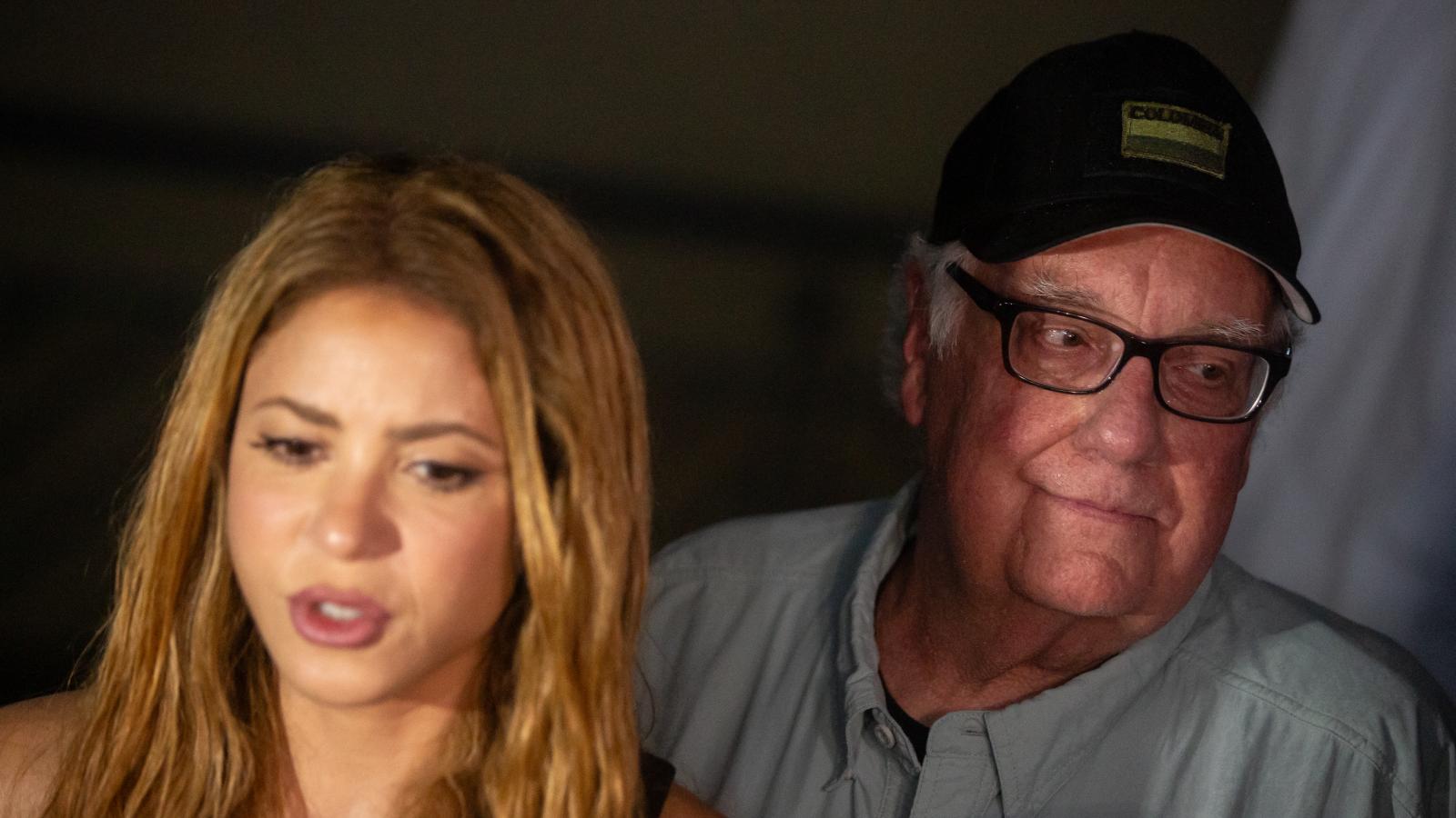 Shakira kolumbiai énekesnő és Howard Buffett amerikai üzletember a sajtónak nyilatkozik, miután augusztus 17-én felkerestek a kolumbiai Quibdóban 7,4-es erősségű földrengés sújtotta területeket