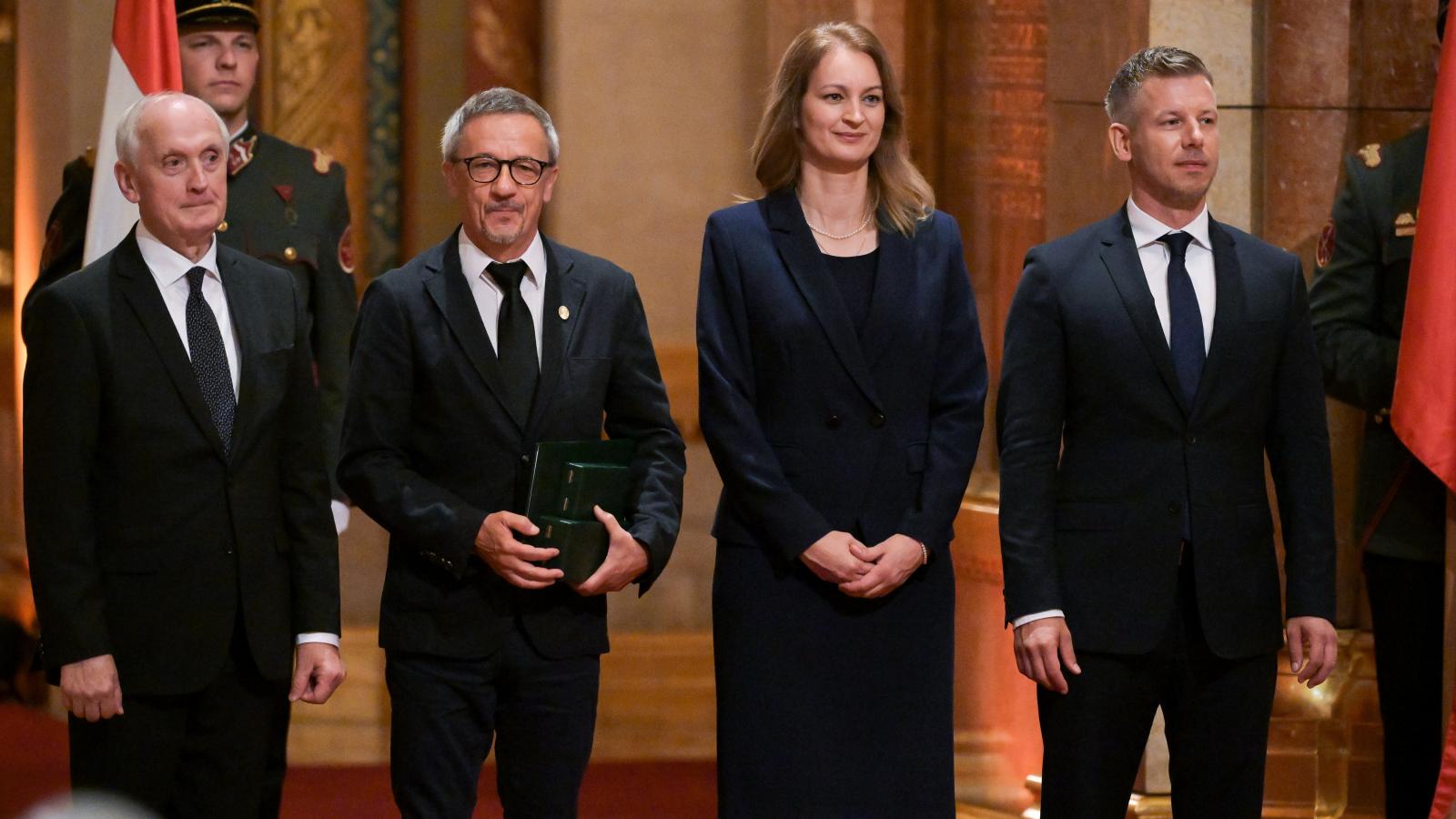 Rainer M. János a kitüntetés átvételekor Baka András, Forsthoffer Ágnes, és Magyar Péter társaságában