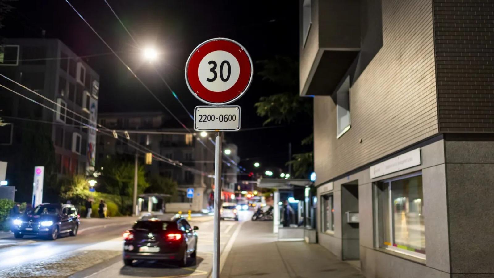 Egész Lausanne-ban, beleértve a külvárosokat is, egységesen 30-as sebességkorlátozás van érvényben (kivéve az este 10 és a reggel 6 óra közötti időszakot).