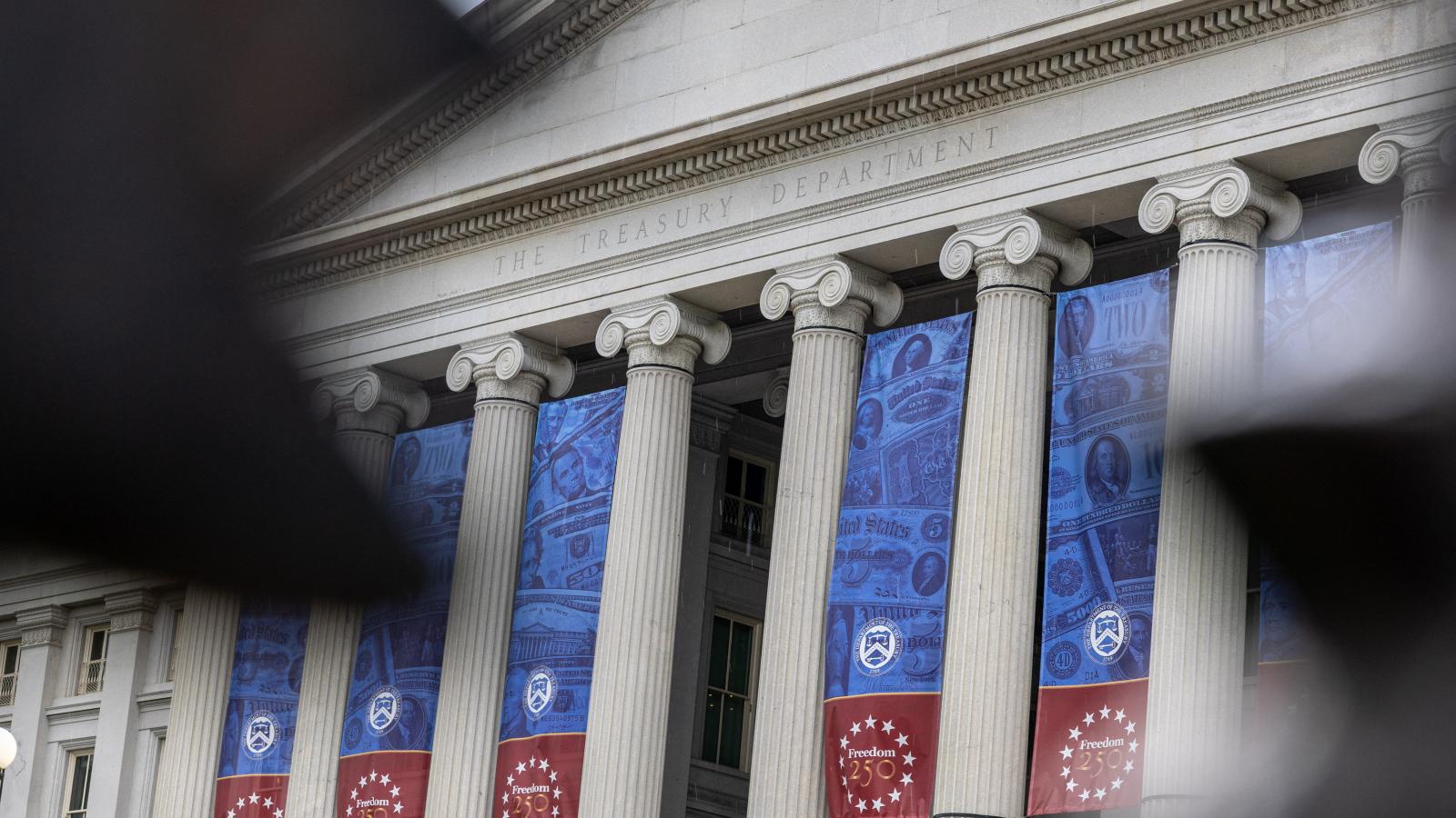Az amerikai szövetségi pénzügyminisztérium épülete Washingtonban. Baljós árnyak