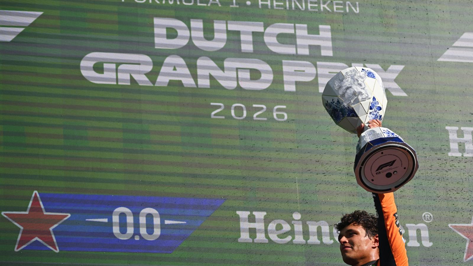 Lando Norris a trófeával a győzelme után