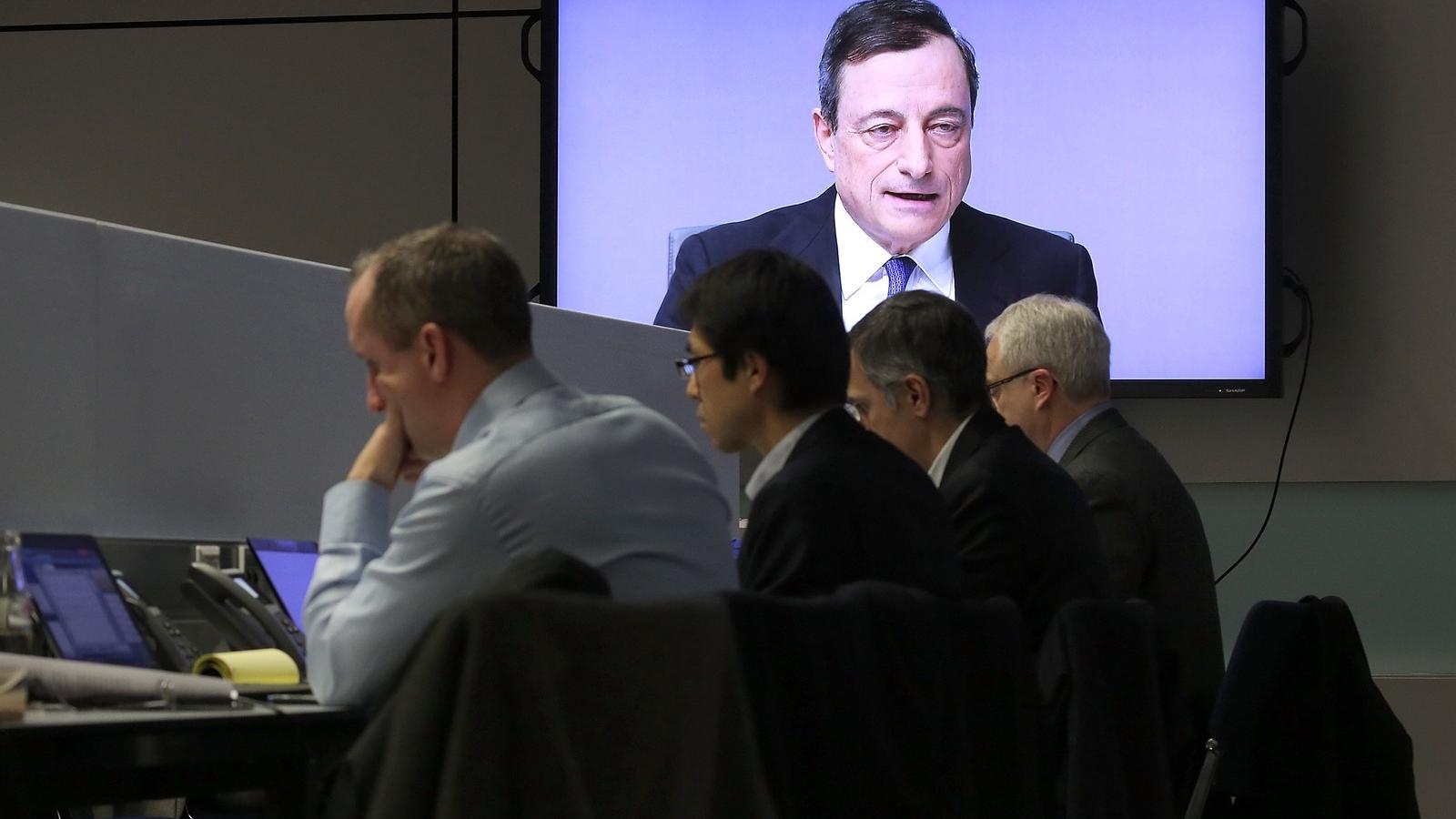 Németország, Frankfurt am Main: Mario Draghi, az Európai Központi Bank vezetője újságírókat tájékoztat az EKB igazgatótanácsának