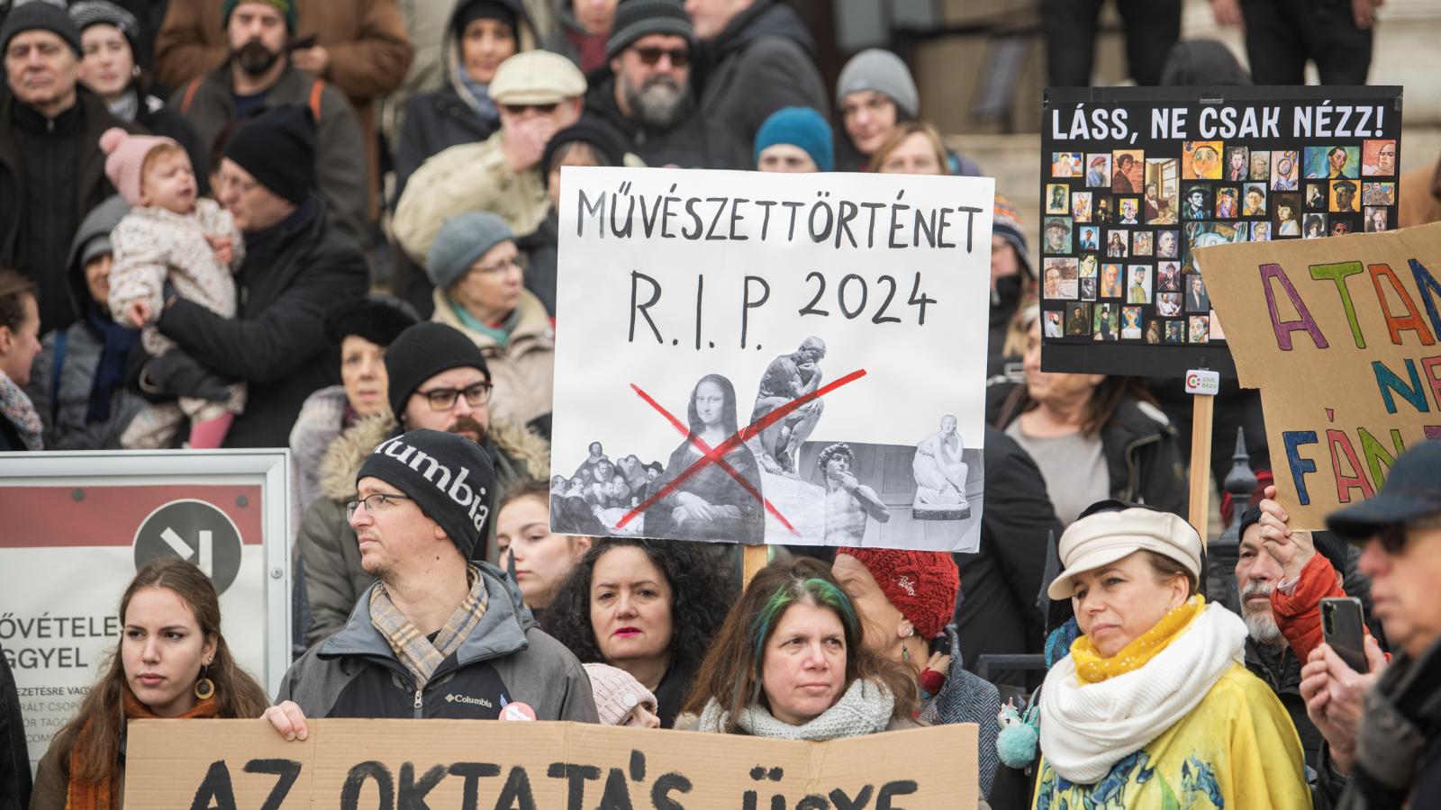 2023. decemberében a Szépművészeti Múzeum előtt demonstráltak azok, akik fontosnak tartják a művészettörténet oktatását
