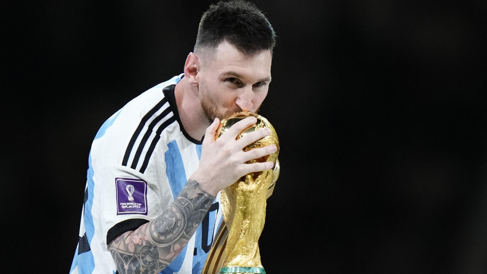 Lionel Messi 2022-ben: csók a vb-trófeára