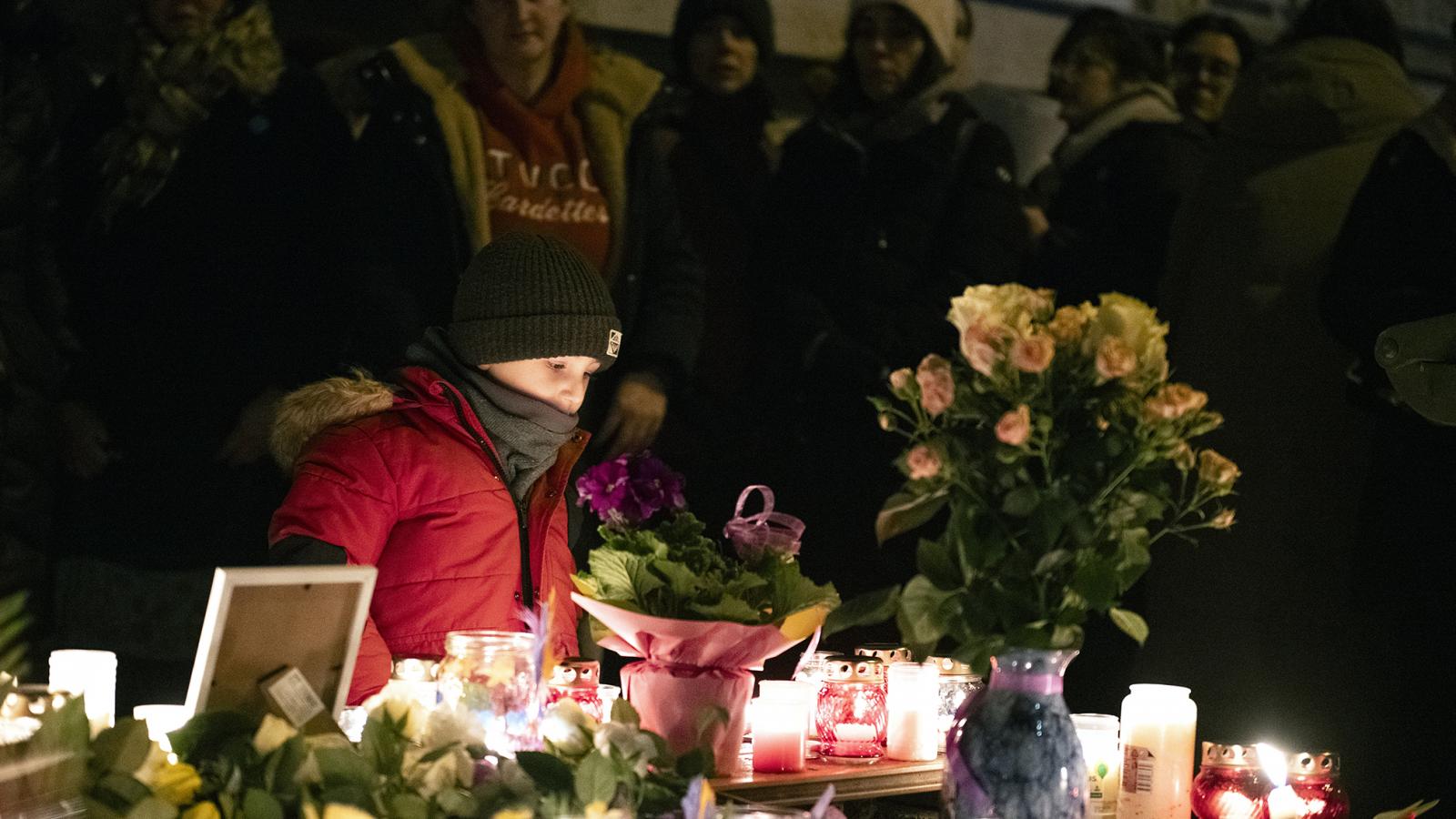 Megemlékezés Megumira, a meg­gyilkolt japán nőre február 5-én a Stollár Béla utcai társasház előtt