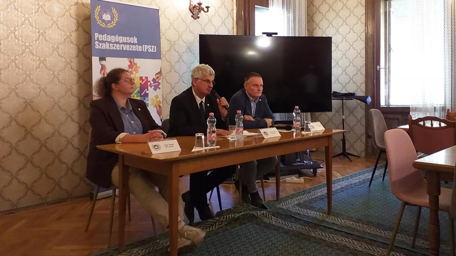 A Pedagógusok Szakszervezetének vezetése. Középen Totyik Tamás elnök