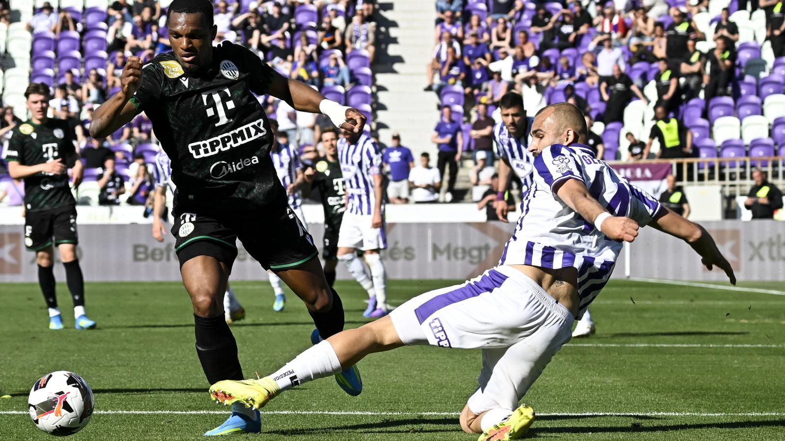 Lenny Joseph, a Ferencváros (b) és Gergényi Bence, az Újpest játékosa a Szusza Ferenc Stadionban 2026. május 3-án
