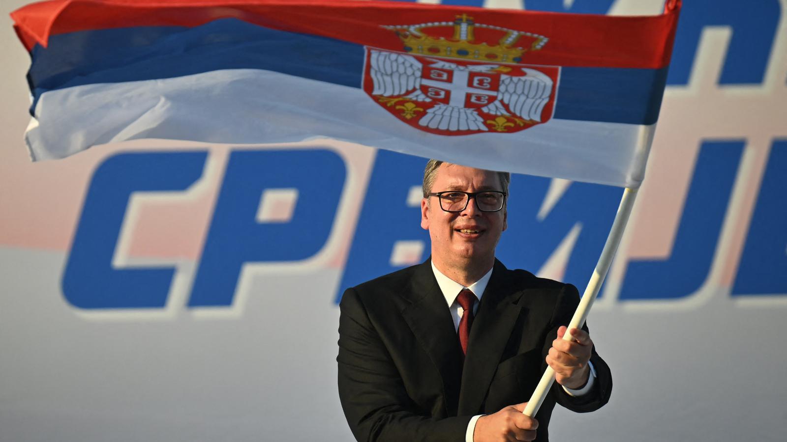 Aleksandar Vučić 2026. június 27-én zászlólengetés közben egy belgrádi demonstráción