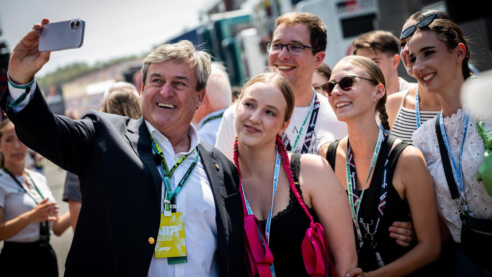 Kapitány István szelfizik egy turisztikailag kiemelt eseményen, a Forma-1 Magyar Nagydíj 2026-os futamán