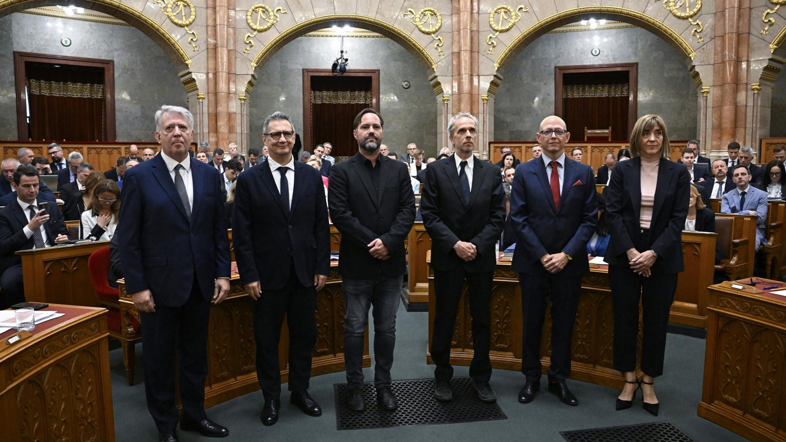 Szabó György, Sükösd Miklós, Kollár Árpád, Hargitai Miklós és Bálint Viktor, a Független Közmédia Testület tagjai, valamint Bayer Judit, a Független Közmédia Testület elnöke (b-j) leteszik esküjüket az Országgyűlés plenáris ülésén 2026. szeptember 8-án.