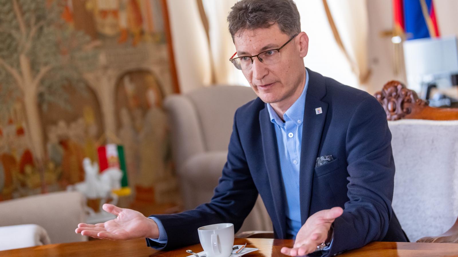 A székesfehérvári polgármester szerint az új kormánynak a 2027. évi költségvetésben már el kell kezdenie a szolidaritási hozzájárulás érzékelhető csökkentését