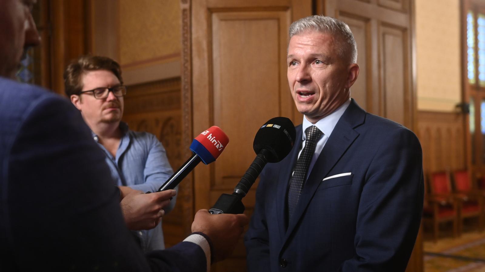 Csőszi Attila, a Magyar Nemzeti Bank (MNB) működésével kapcsolatos visszaéléseket feltáró országgyűlési vizsgálóbizottság ülése után az Országházban 2026. szeptember 3-án