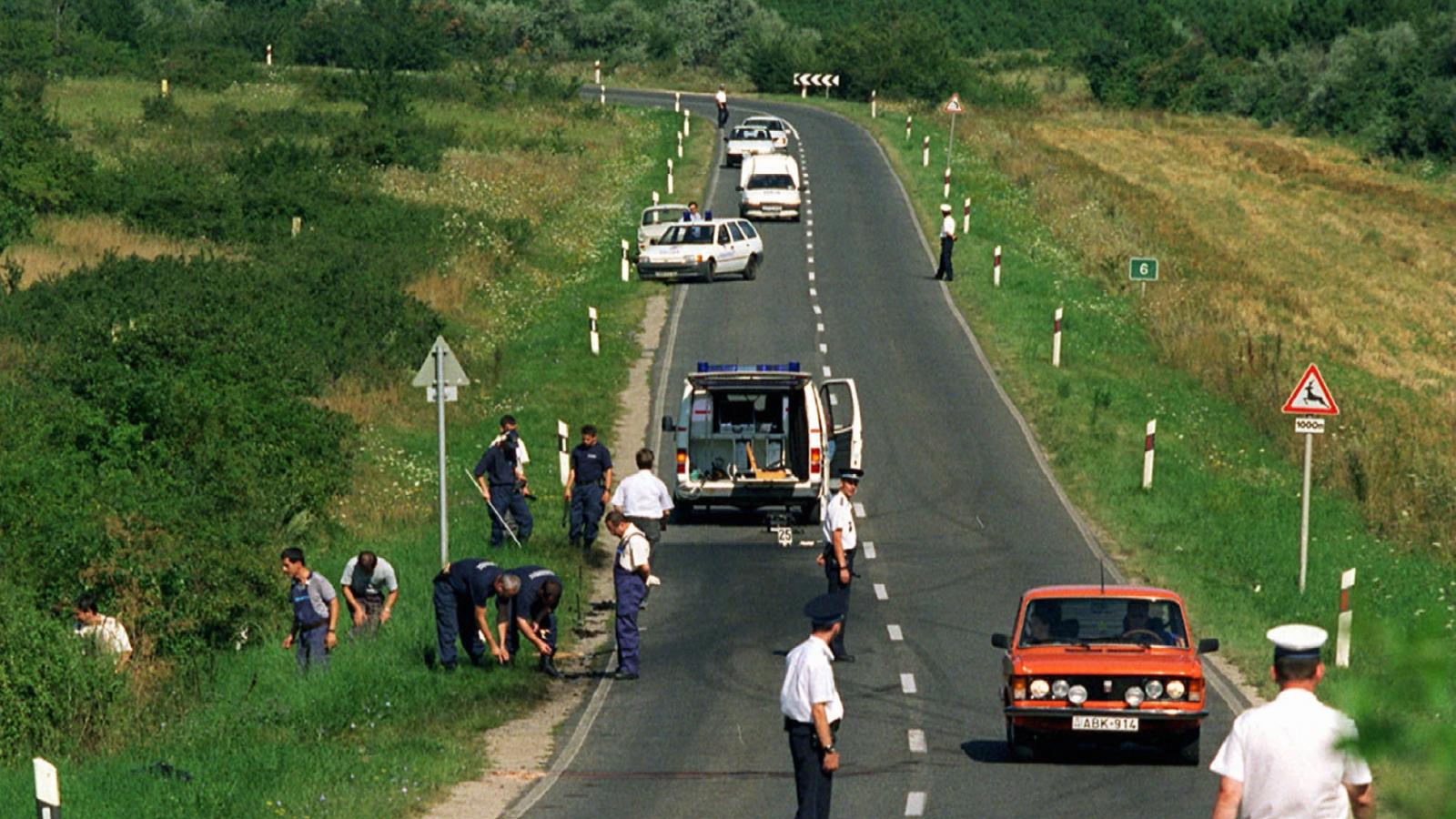 Helyszínelés a Veszprém–Balatonalmádi úton 1997. augusztus 14-én, ahol előző nap felrobbant a terepjáró