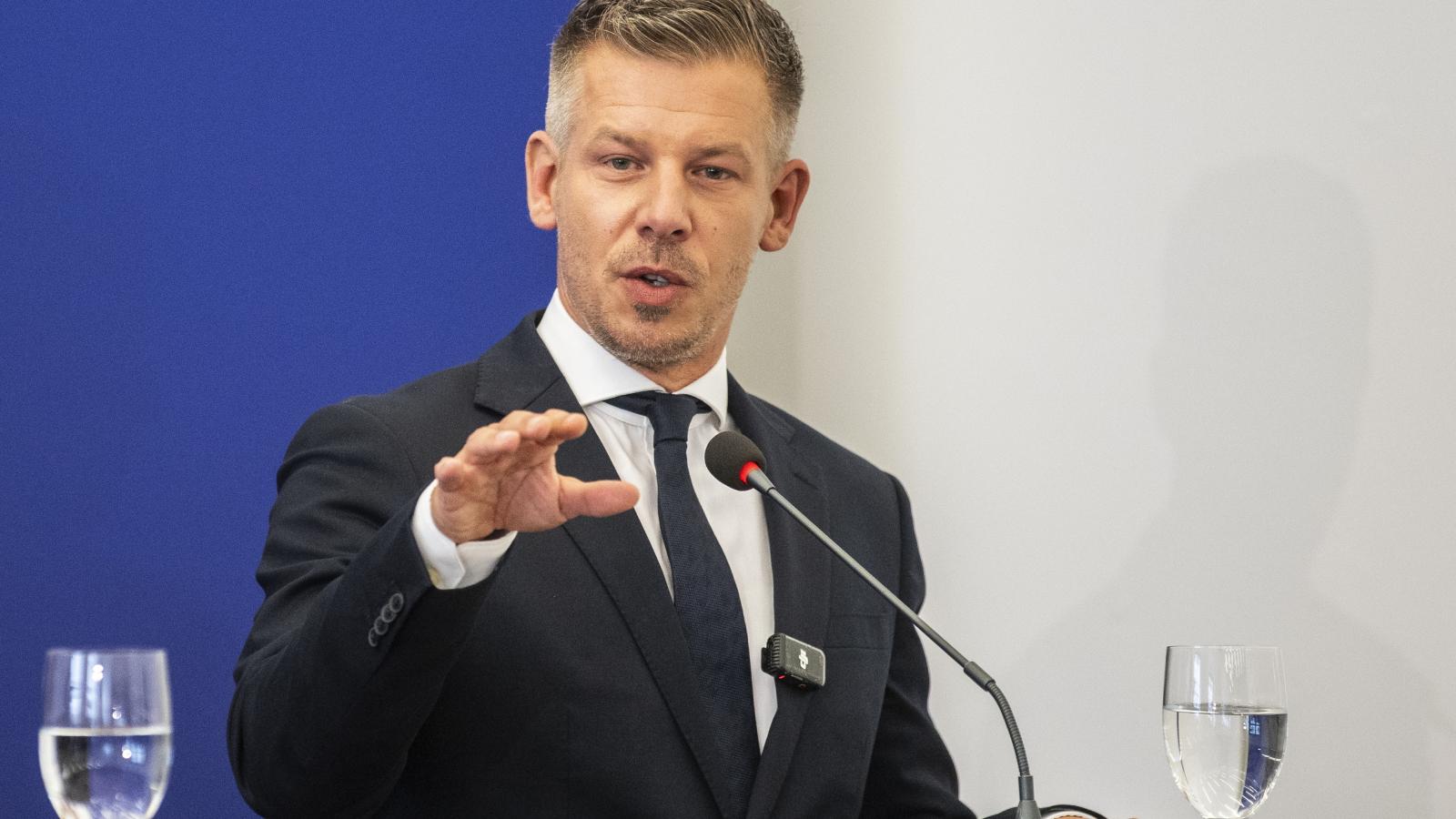 Magyar Péter miniszterelnök beszél a visegrádi négyek (V4) országcsoport Írország részvételével tartott kormányfői találkozóját követő sajtóértekezleten Pozsonyban 2026. szeptember 10-én