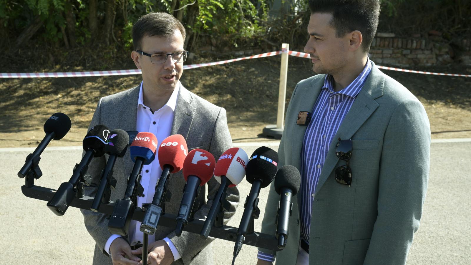 Bóka János, a Fidesz parlamenti frakcióvezetője és Szűcs Gábor, a Fidesz országgyűlési képviselője nyilatkozik a sajtónak