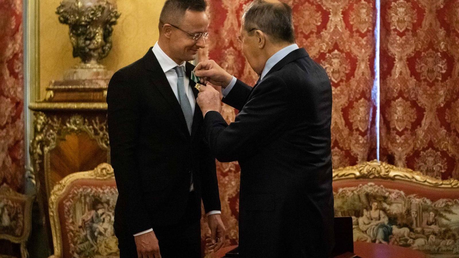 Lavrov kitünteti Szijjártót. Vajon melyik hont védelmezte a magyar külügyminiszter?
