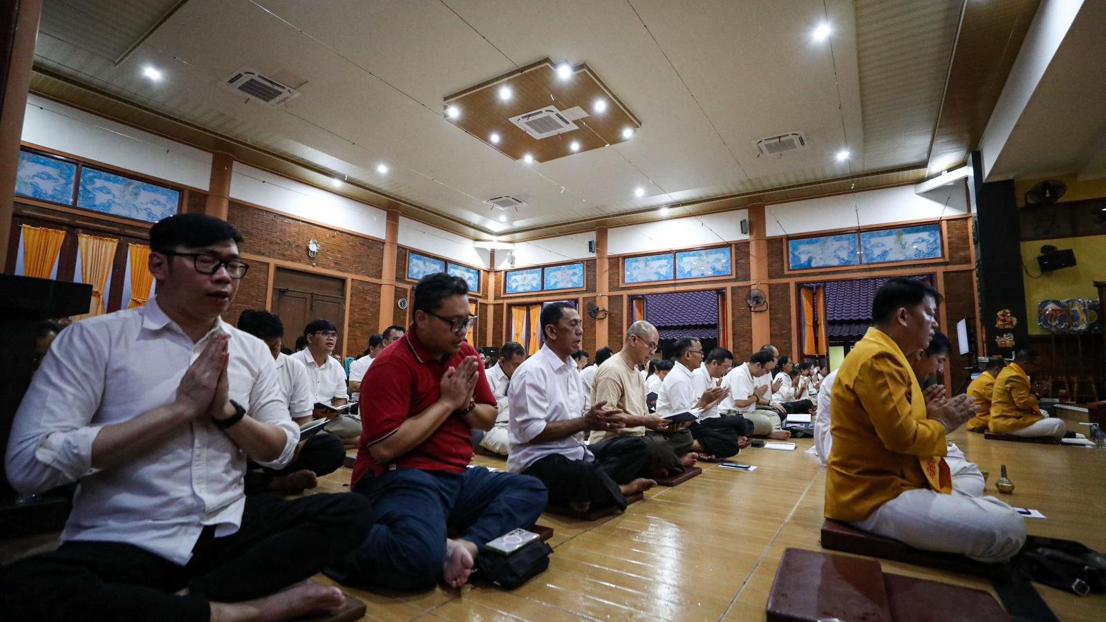 A Vipassana meditációs technika alapjai, mely a tudat káros szennyeződésektől való megtisztítását szolgálja, 10 napos, bennlakásos tanfolyamon sajátíthatók el