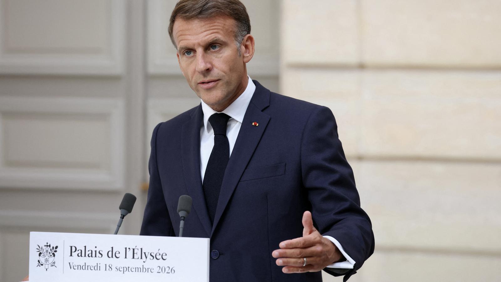 Emmanuel Macron bejelentésével egyenesen sokkolta az egyes pártvezetőket, írta a helyi média