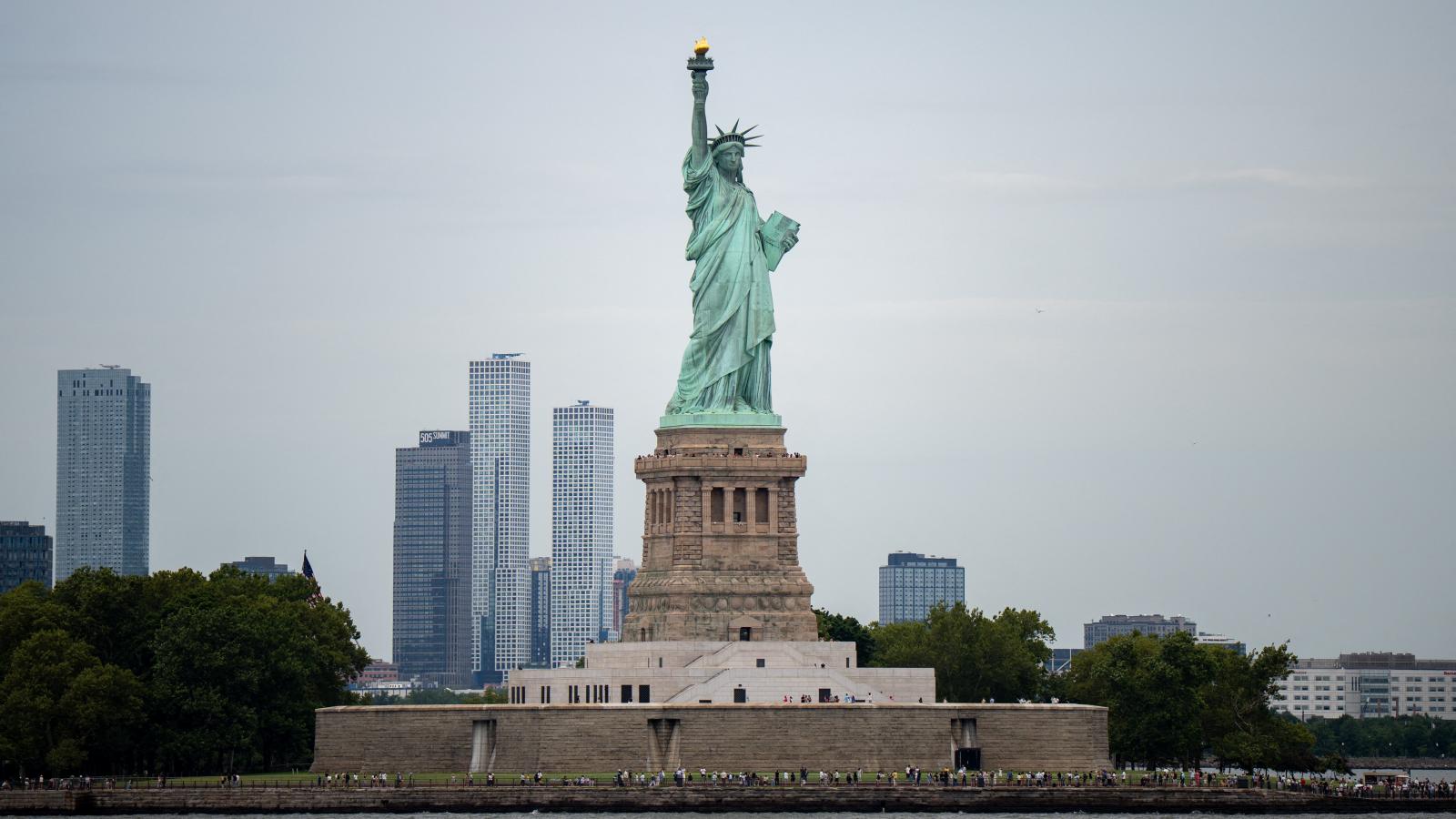 Magyar Péter szerint a New York-i Szabadság-szoborból 71 029 másikat lehetne kiönteni – 23 ezer milliárd forintnak megfelelő – 4600 milliárd darab 5 rézforintosból