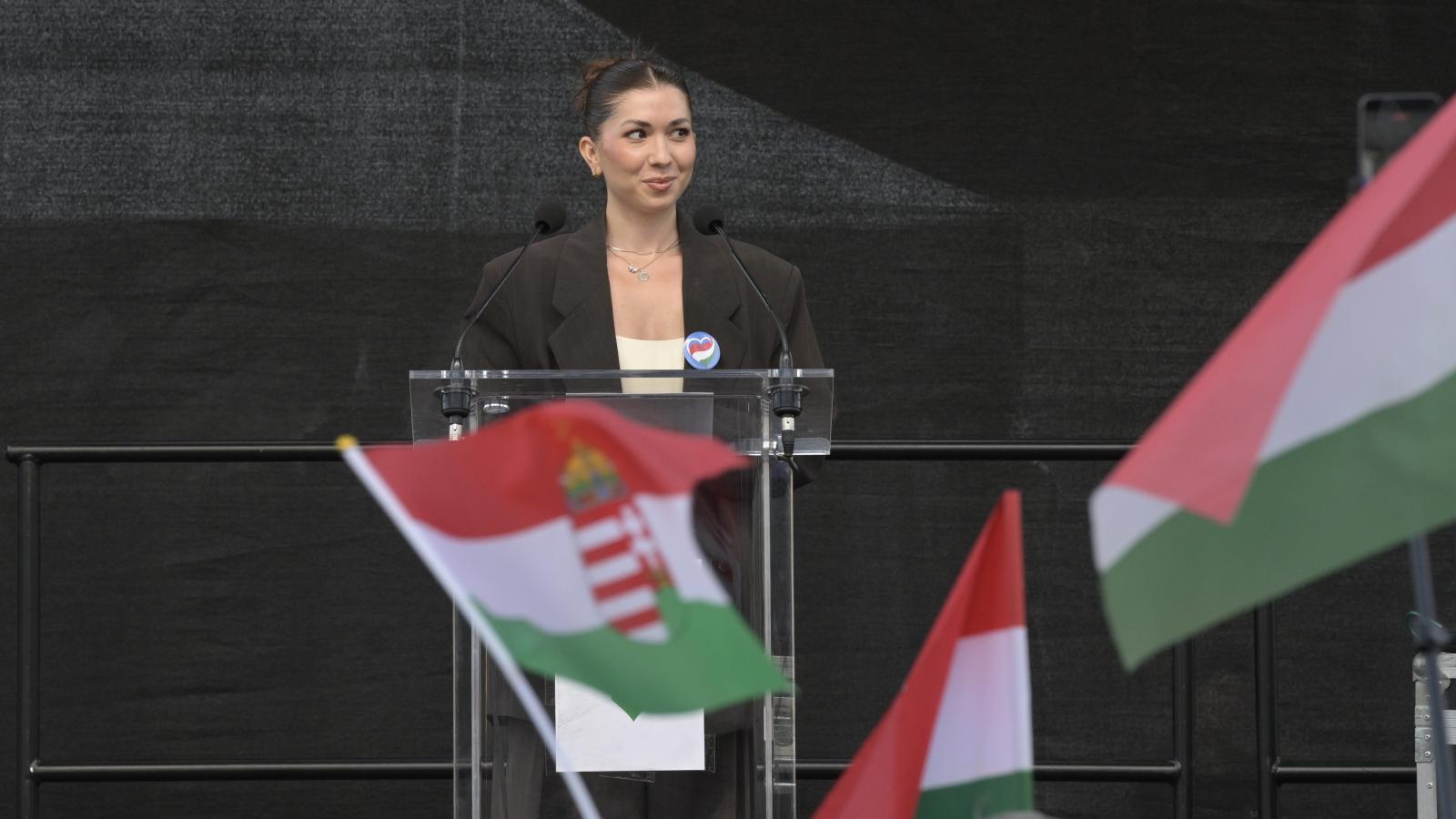 Dezse-Zelenka Dóra jobboldali újságíró és politikai influenszer a Ne féljetek! 2.0 címmel tartott demonstráción Budapesten a Kossuth téren 2026. szeptember 5-én