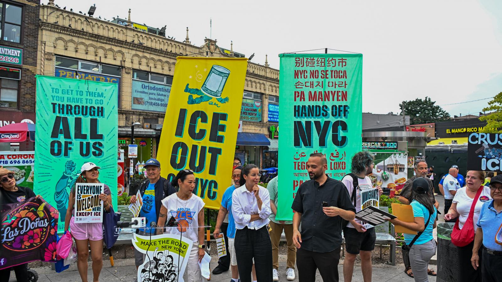 Diákok, aktivisták és helyi politikusok tüntettek augusztus 10-én New York jelentős bevándorlói népességű Corona negyedében a környéken embereket letartóztató ICE-ügynökök jelenléte ellen