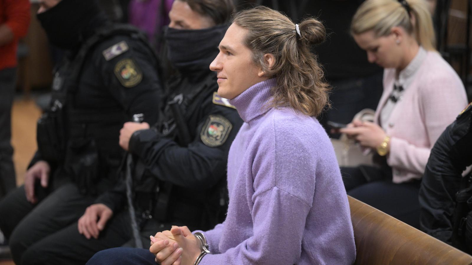 A német Maja T., az antifa-per negyedrendű vádlottja a büntetőperének másodfokú tárgyalásán a Fővárosi Ítélőtáblán 2026. szeptember 30-án