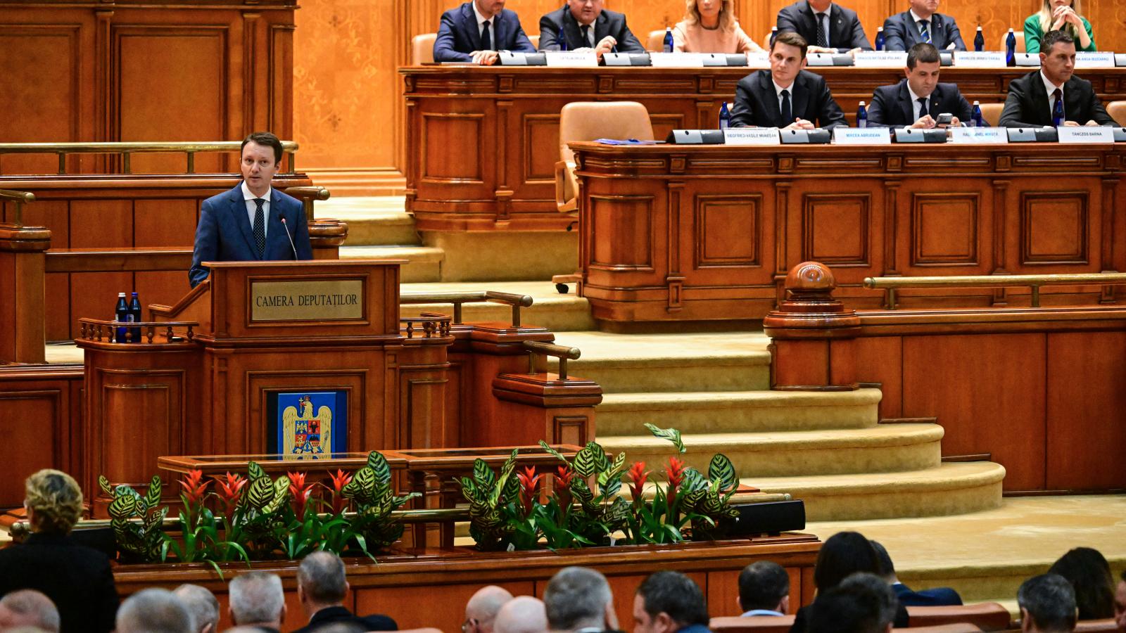 Siegfried Mureșan miniszterelnök-jelölt beszédet mond a román parlament képviselői előtt a bukaresti törvényhozás épületében tartott szavazás előtt, 2026. szeptember 30-án