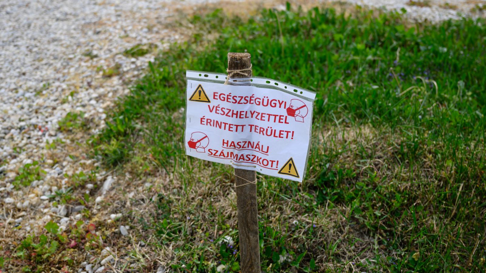 Figyelmeztetõ tábla az Olad-városrész családi házas övezetében Szombathelyen 2026. április 28-án