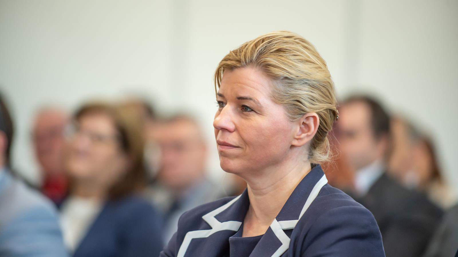 Varga-Bajusz Veronika - Korábbi felvétel
