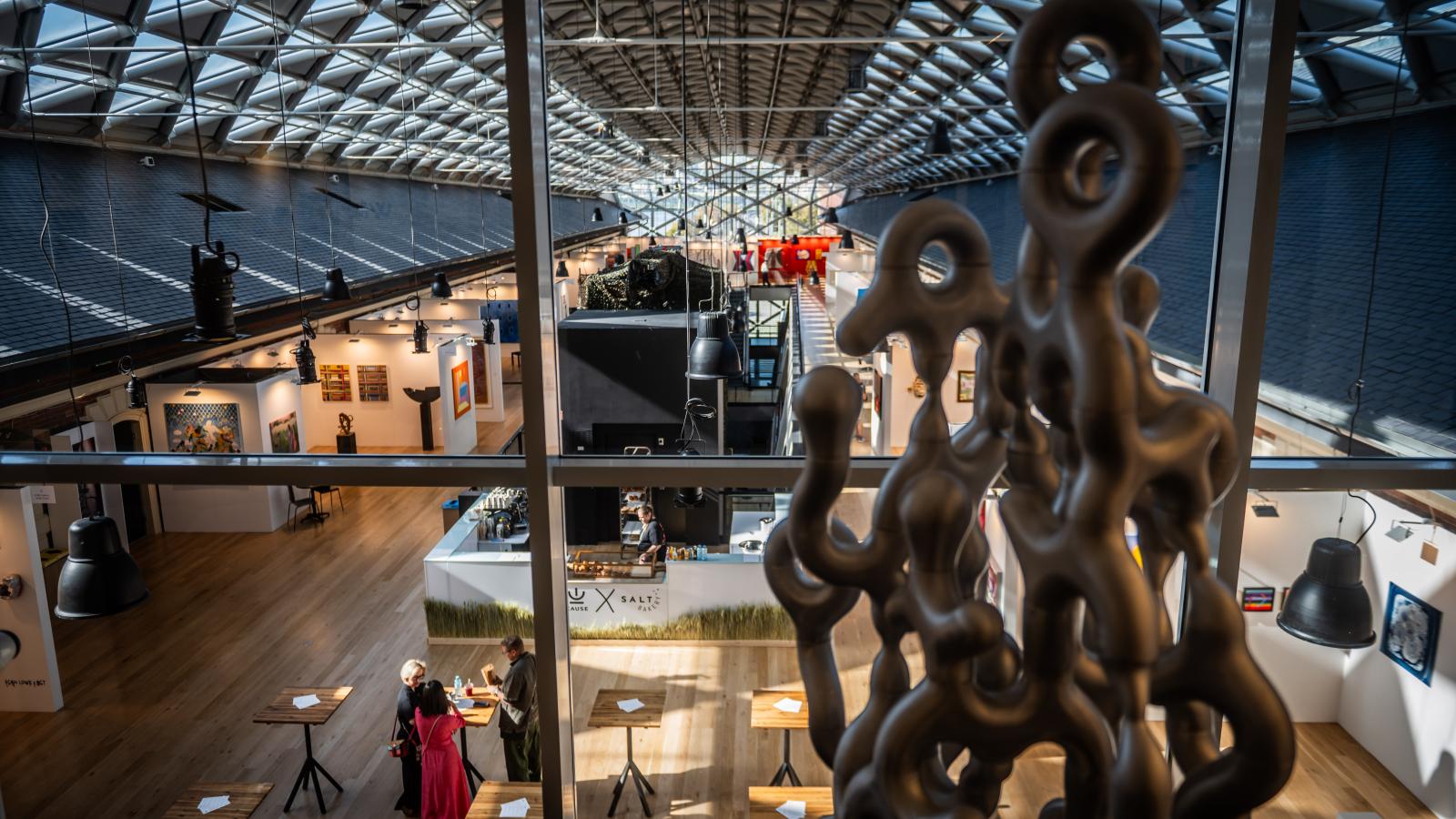 A vásár a Bálna Budapest terében közel hetven kiállítóval és több ezer műalkotással várja a közönséget