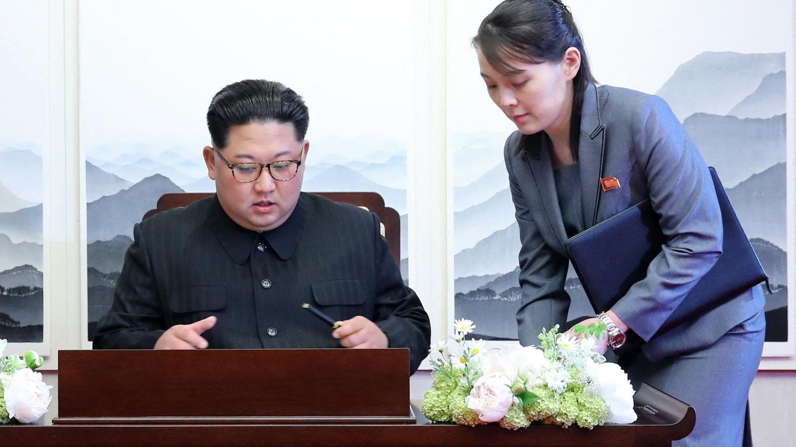 Kim Dzsongun észak-koreai vezető és húga, Kim Jodzsong