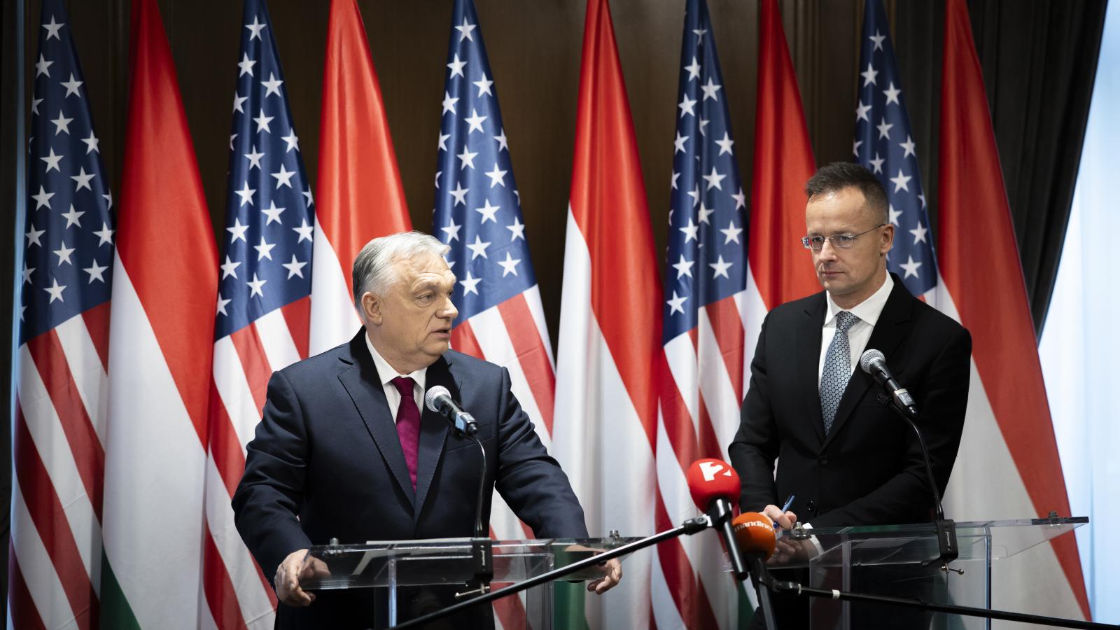 Orbán Viktor miniszterelnök (b) sajtótájékoztatót tart a Donald Trump amerikai elnökkel folytatott találkozója után a washingtoni magyar nagykövetségen 2025. november 7-én. Mellette Szijjártó Péter külgazdasági és külügyminiszter