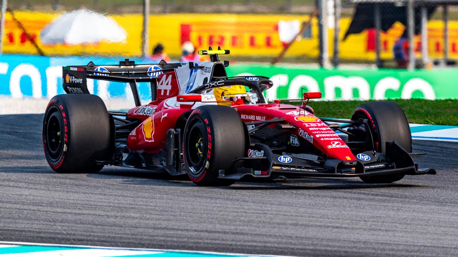 Lewis Hamilton Ferrarija is meghibásodott a verseny elején, de aztán sikerült életre kelteni