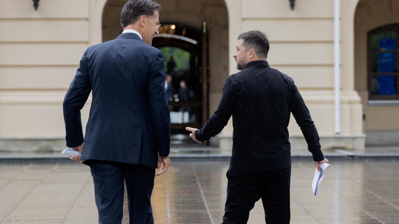 Mark Rutte NATO-főtitkár és Volodimir Zelenszkij ukrán elnök  2026. június 3-án Kijevben.  Az orosz hadiipari termelés miatt Európának magasabb védelmi készenlétre kell berendezkednie