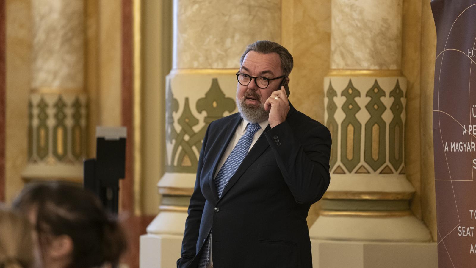 L. Simon Lászlóról a szakszervezet kiemeli: a költő nem mellesleg a Fidesz egyik meghatározó kultúrpolitikusa is volt, idén április óta viszont a kiszámítható és független versenyhelyzet mellett érvel.