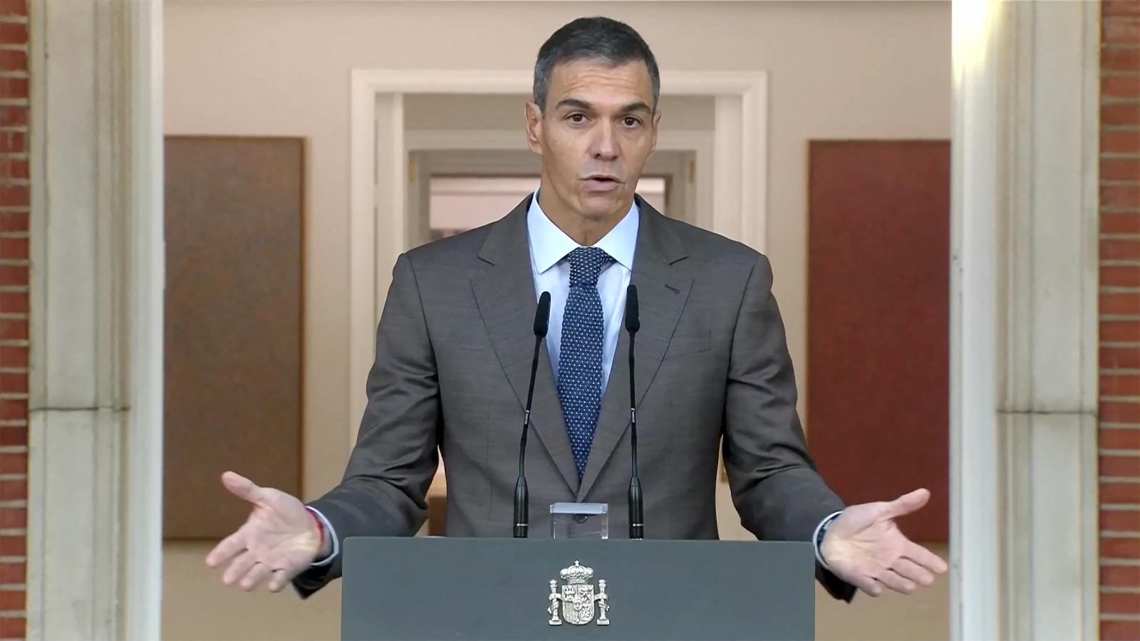 Pedro Sanchez spanyol miniszterelnök televíziós nyilatkozatot tesz a madridi La Moncloa-palotában 2026. október 5-re kiírt előrehozott választások miatt