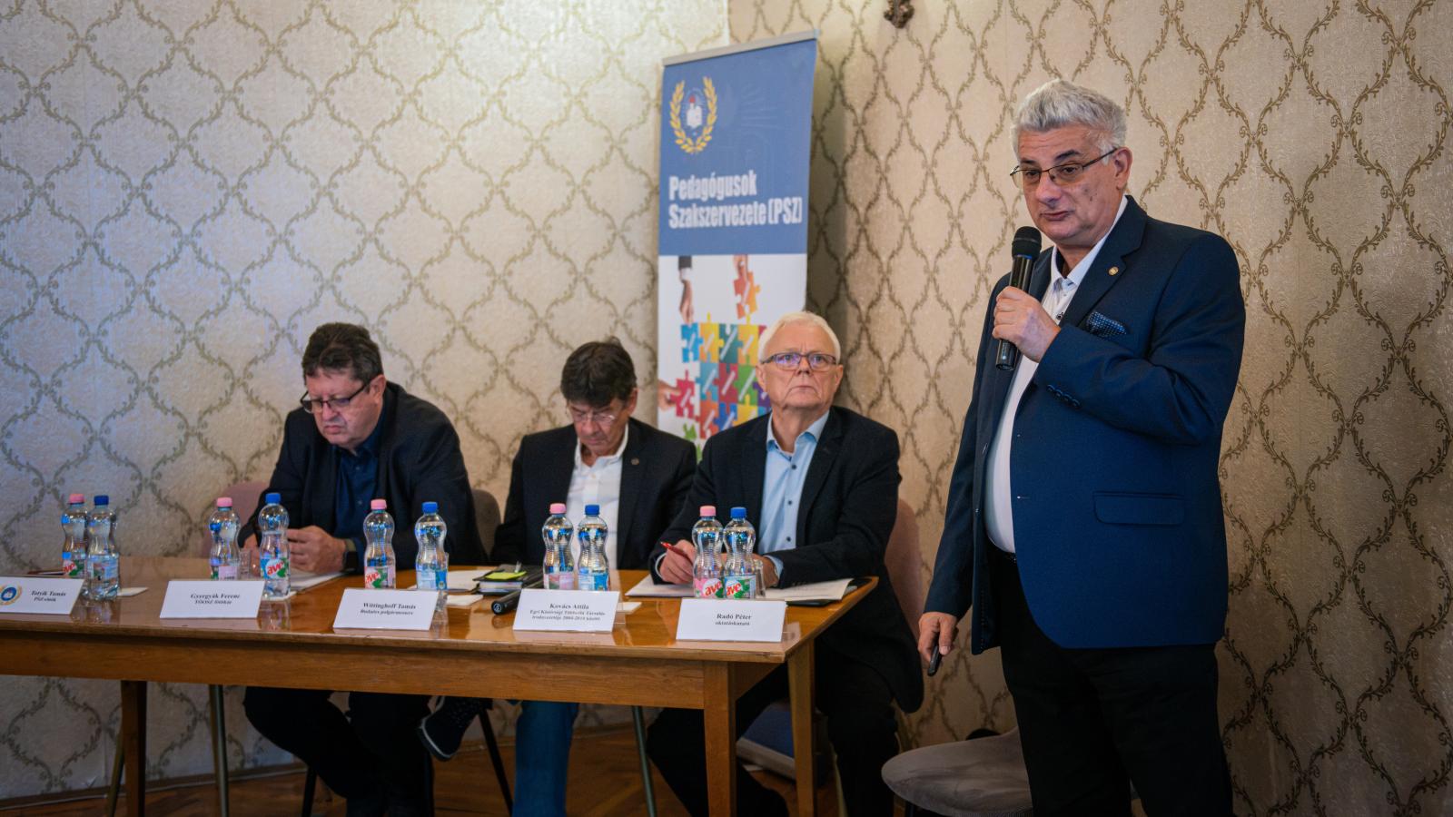 A Pedagógusok Szakszervezete konferenciája. Egyebek mellett a pedagógus-hiány is égető probléma