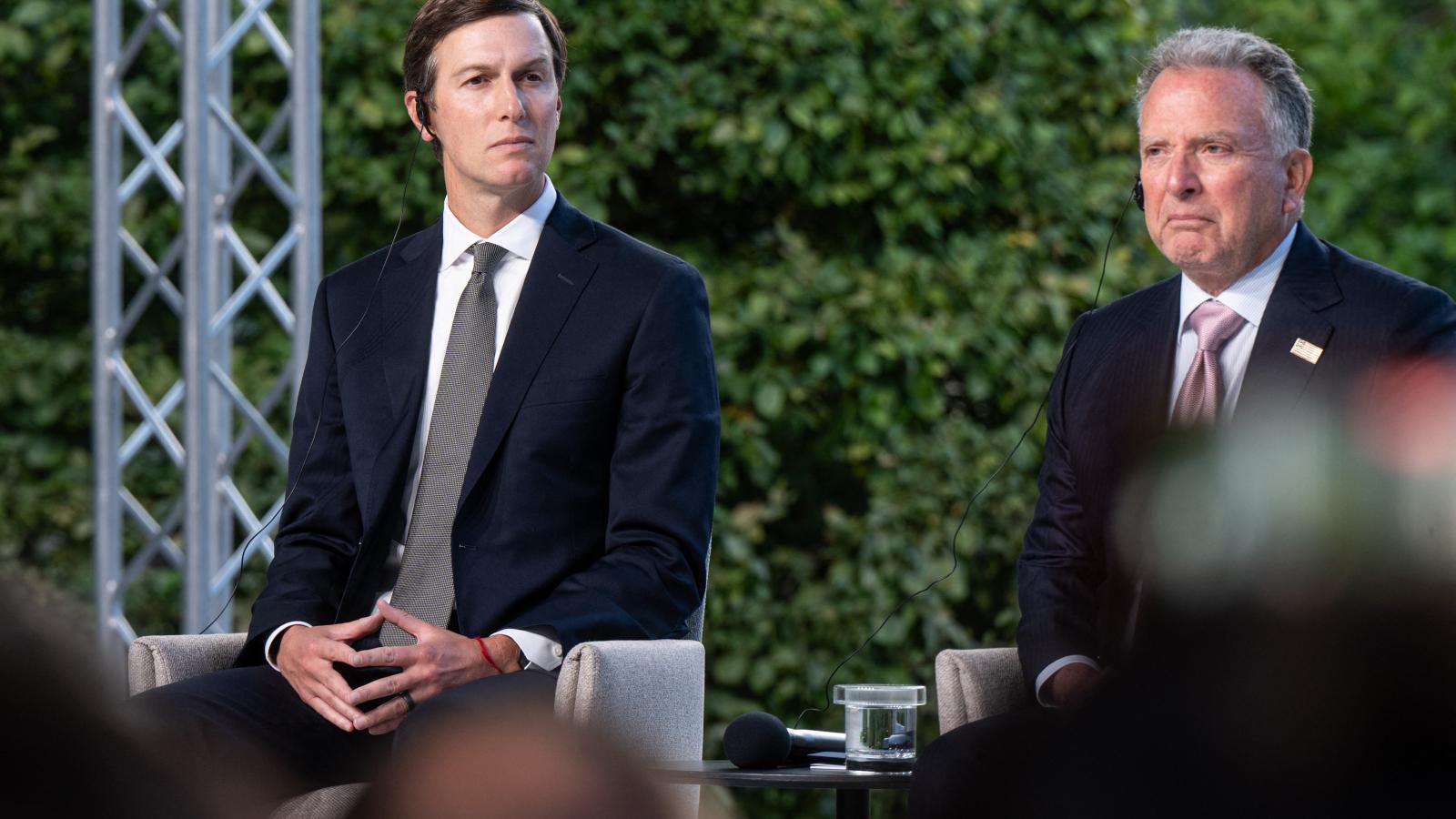 Donald Trump veje, Jared  Kushner és Steve Witkoff. Az üzletet maga Vlagyimir Putyin orosz elnök javasolta, amikor szeptember 5-én a Kremlben találkozott  velük
