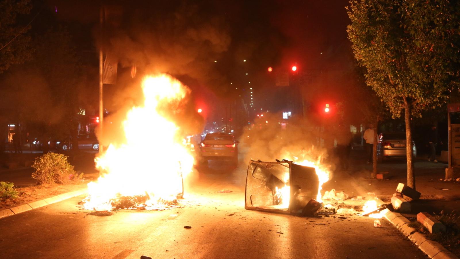 Többen megsérültek, miután összecsaptak a tüntetők és a rendőrök Pristinában