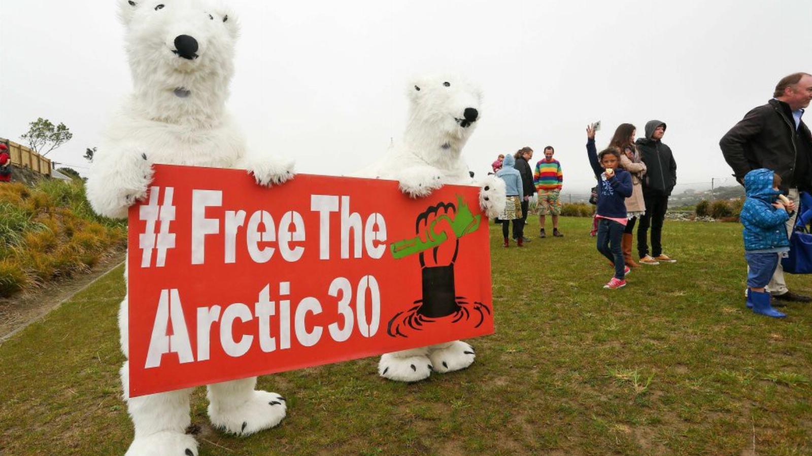 Új-Zélandon is tüntettek a Greenpeace-aktivisták szabadon bocsátását követelve FOTÓ: EUROPRESS/GETTY IMAGES/HAGEN HOPKINS