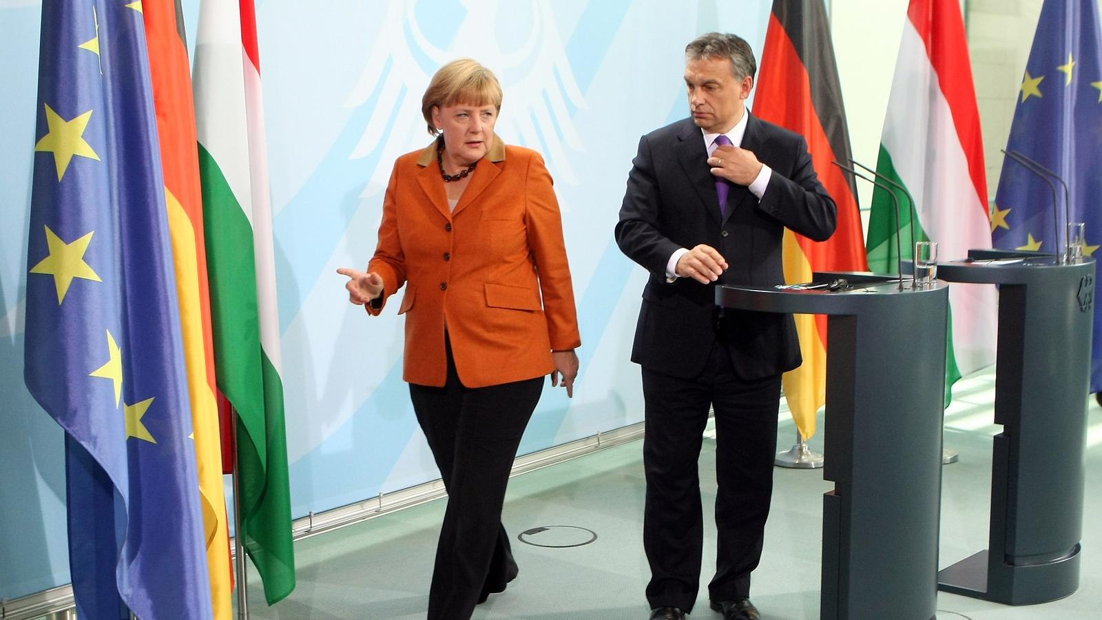 Orbán és Merkel 2012 októberében: jé, egy hölgy, most menjek utána vagy ne menjek… FOTÓ: EUROPRESS/GETTY IMAGES/ADAM BERRY