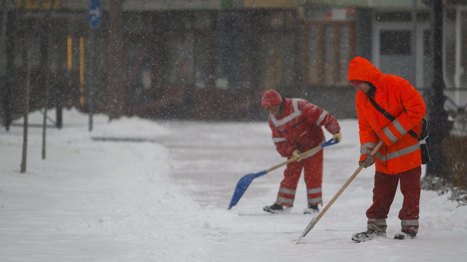 015. február 6. A havat takarítják a sűrű hóesésben Nagykanizsán 2015. február 6-án.  MTI Fotó: Varga György