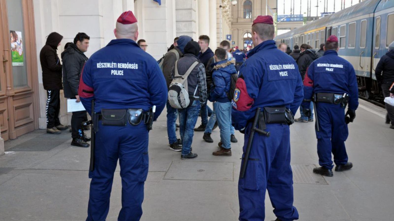 Rendőrök intézkednek a Keleti pályaudvaron FOTÓ: MTI/MIHÁDÁK ZOLTÁN