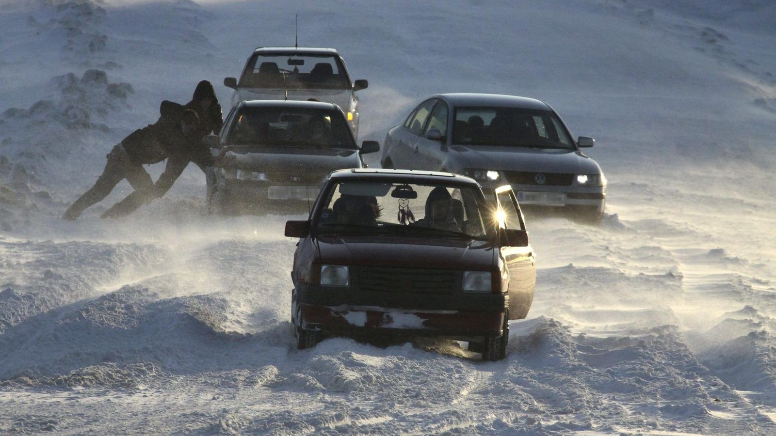 Hóátfúvásban elakadt autók Hárskút közelében 2015. február 8-án. MTI Fotó: Nagy Lajos