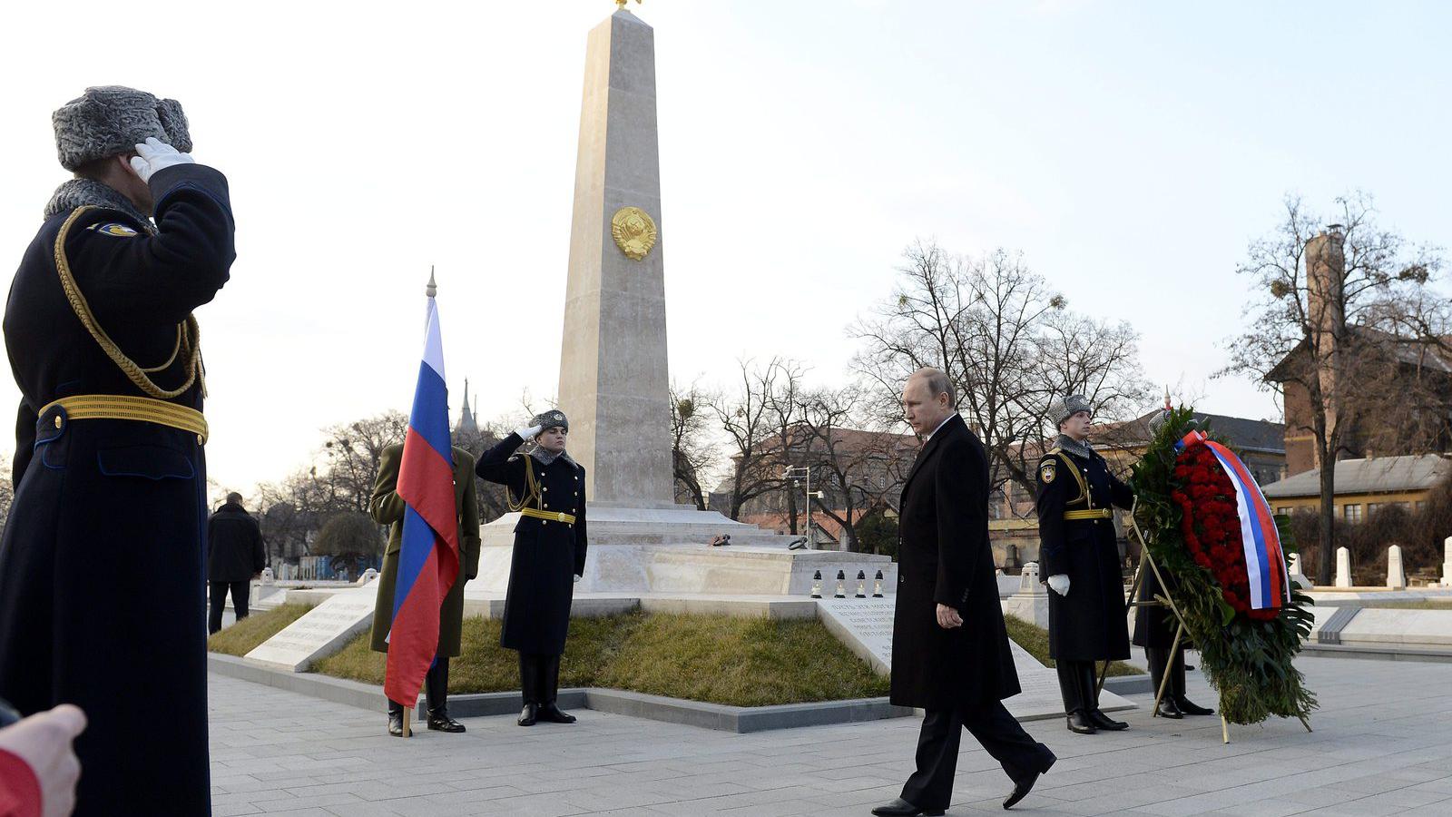 Vlagyimir Putyin orosz elnök koszorúz a Fiumei úti Nemzeti Sírkert szovjet katonai emlékhelyén. MTI Fotó: Kovács Tamás