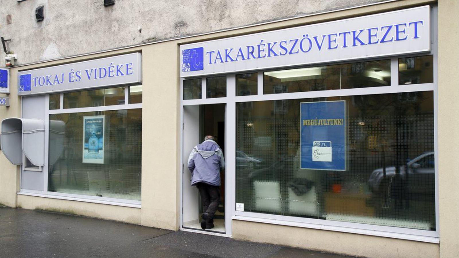 A brókerbotrány áldozataivá vált takarékok ügyfelei a betétvédelemben reménykednek FOTÓ: MTI/VAJDA JÁNOS