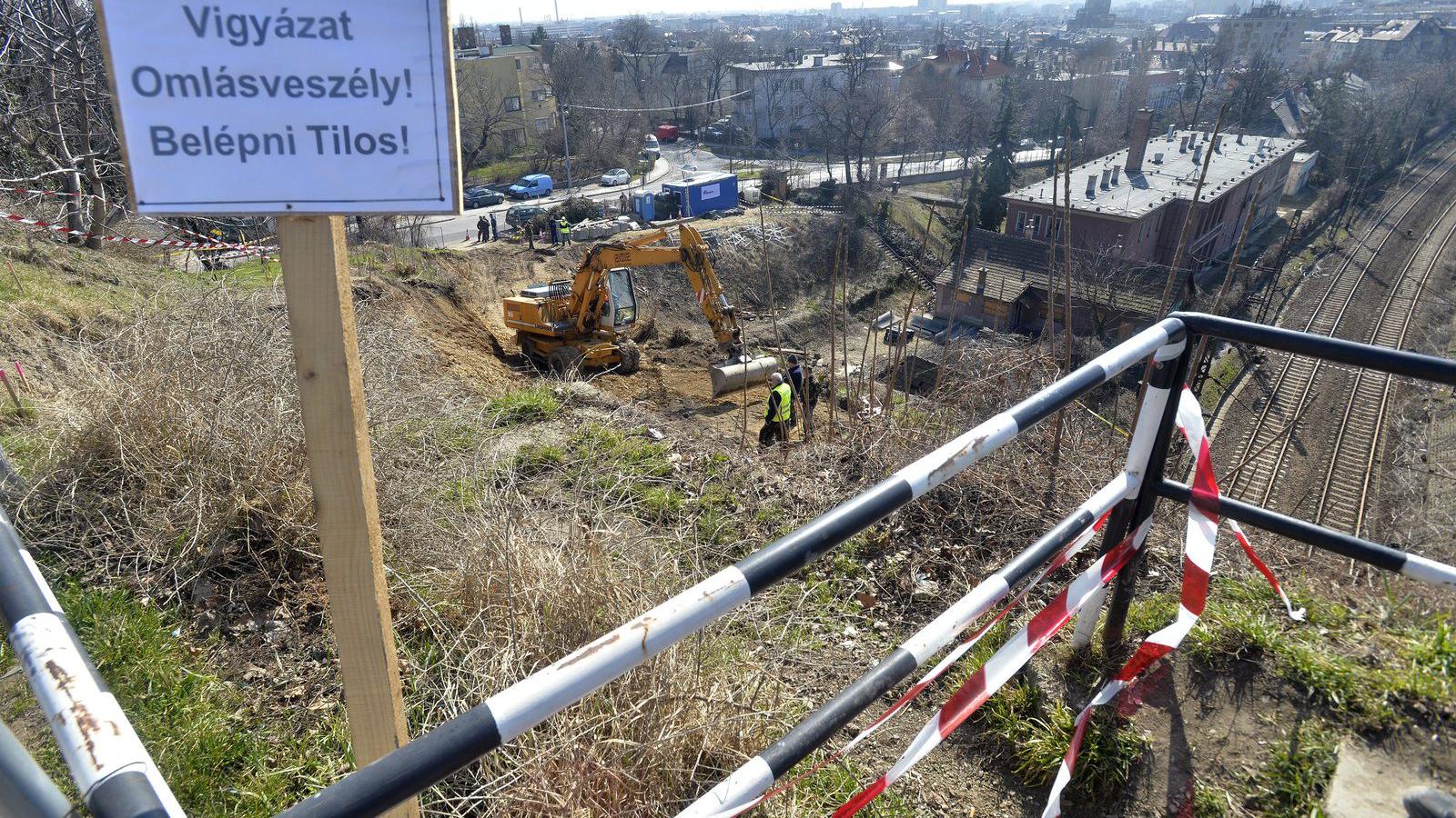 Rendőrök és tűzszerészek dolgoznak a Déli pályaudvar alagútjának Csukló utca felőli bejáratánál. MTI Fotó: Máthé Zoltán